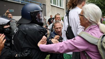 Rangeleien zwischen Polizisten und Querdenkern am Sonntag in Berlin.