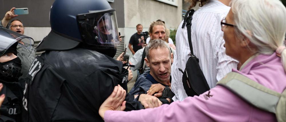 Rangeleien zwischen Polizisten und Querdenkern am Sonntag in Berlin.