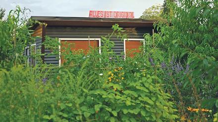 „Alles ist Original“: Schriftzug von Erik Göngrich auf Dach einer Laube.