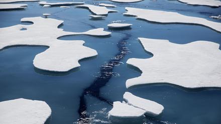 ARCHIV - 21.07.2017, Kanada, Victoria Strait: Gebrochenens Meereis treibt auf dem Wasser, nachdem der finnische Eisbrecher MSV Nordica auf der Nordwestpassage in der Victoria Strait im Arktischen Ozean gefahren ist. (zu dpa «Das Eis schmilzt, die Schiffe kommen: «Das wird sich ausweiten»» vom 23.08.2018) Foto: David Goldman/AP/dpa +++ dpa-Bildfunk +++