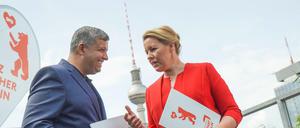 Raed Saleh, SPD-Landesvorsitzender, und Franziska Giffey (SPD), Spitzenkandidatin der SPD für die Wahl zum Abgeordnetenhaus Berlin, präsentieren bei einer Wahlkampfveranstaltung im fünfzehnten Stock eines Gebäudes am Alexanderplatz das Zukunftsprogramm «Neustart Berlin».