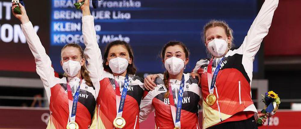Gewohntes Bild. Deutsche Frauen mit Goldmedaillen, hier der goldene Vierer im Bahnradsport.