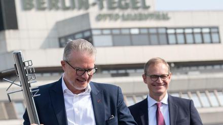 Der Schlüssel zur Zukunft - Philipp Bouteiller (l) von der Tegel Projekt GmbH zusammen mit dem Regierenden Bürgermeister Michael Müller (SPD) vor dem ehemaligen Flughafengebäude in Tegel. Dort fiel heute der Startschuss für die Umgestaltung des ehemaligen Flughafen-Areals. 