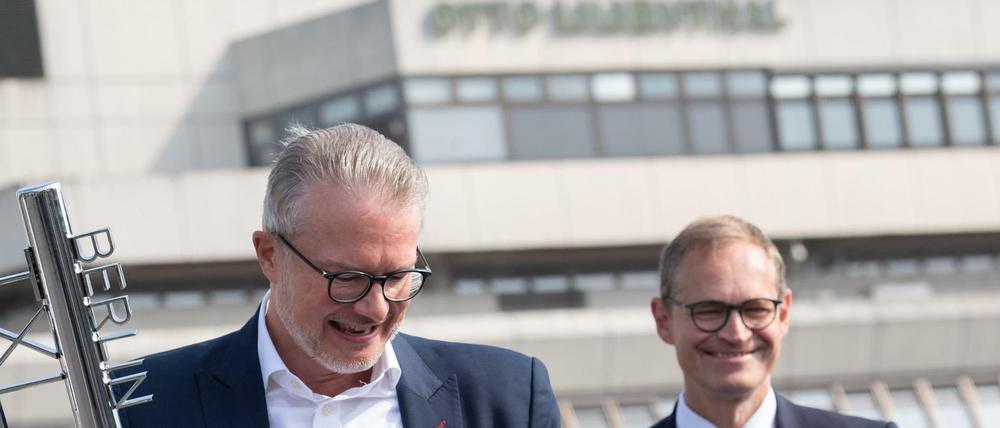 Der Schlüssel zur Zukunft - Philipp Bouteiller (l) von der Tegel Projekt GmbH zusammen mit dem Regierenden Bürgermeister Michael Müller (SPD) vor dem ehemaligen Flughafengebäude in Tegel. Dort fiel heute der Startschuss für die Umgestaltung des ehemaligen Flughafen-Areals.