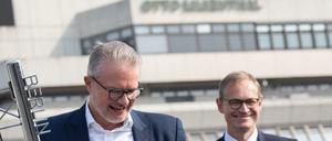 Der Schlüssel zur Zukunft - Philipp Bouteiller (l) von der Tegel Projekt GmbH zusammen mit dem Regierenden Bürgermeister Michael Müller (SPD) vor dem ehemaligen Flughafengebäude in Tegel. Dort fiel heute der Startschuss für die Umgestaltung des ehemaligen Flughafen-Areals. 
