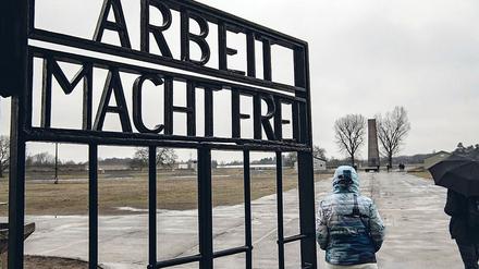 Besucher:innen in der Gedenkstätte Sachsenhausen.