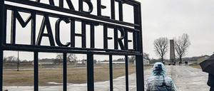 Besucher:innen in der Gedenkstätte Sachsenhausen.