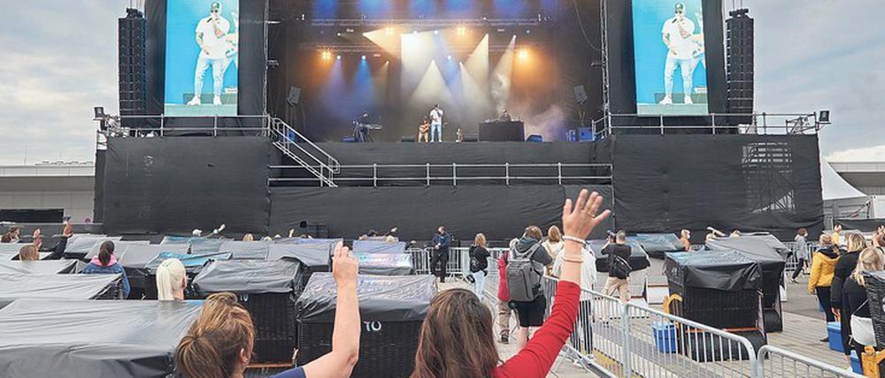 So wie beim Strandkorb Open Air-Konzert am Cruise Center Steinwerder in Hamburg sehen derzeit viele Konzerte aus.