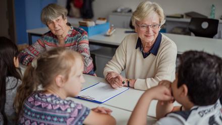 Gisela John (links) und Birgit Johannssen gehen wieder in die Schule - um zu helfen.