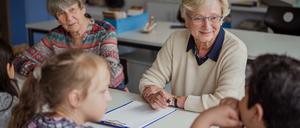 Gisela John (links) und Birgit Johannssen gehen wieder in die Schule - um zu helfen.