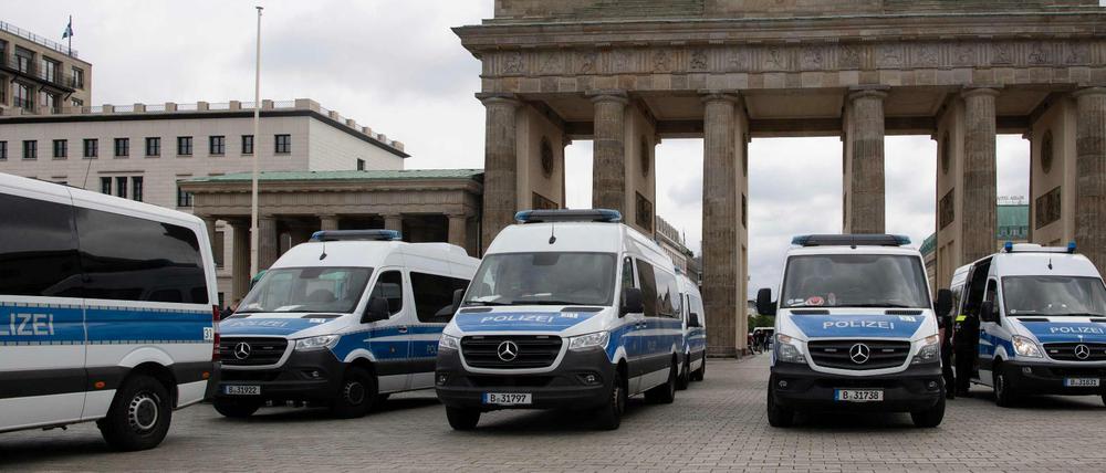 Polizeifahrzeuge am Sonntag vor dem Brandenburger Tor.