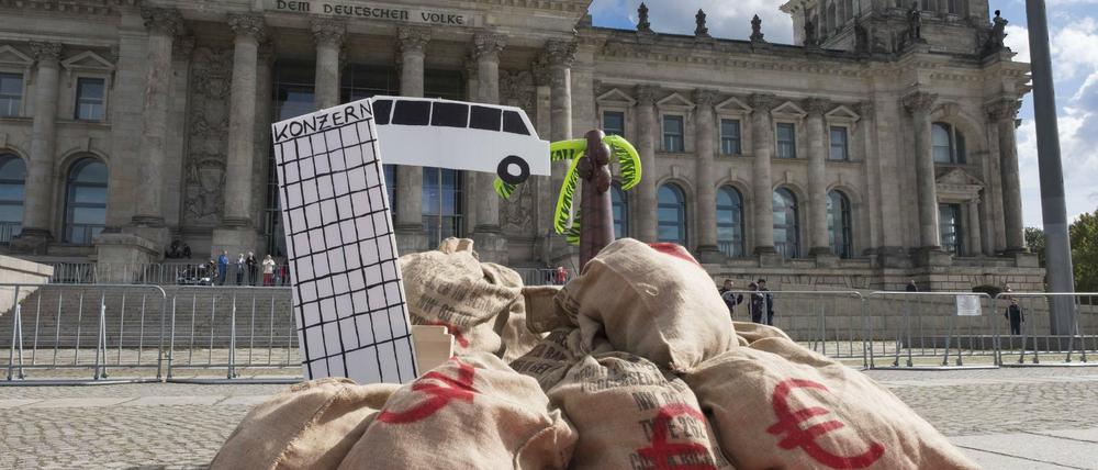 Für Gerechtigkeit im Land. Bundesweiter Aktionstag für Steuergerechtigkeit (2017) - auch vor dem Berliner Reichstag.