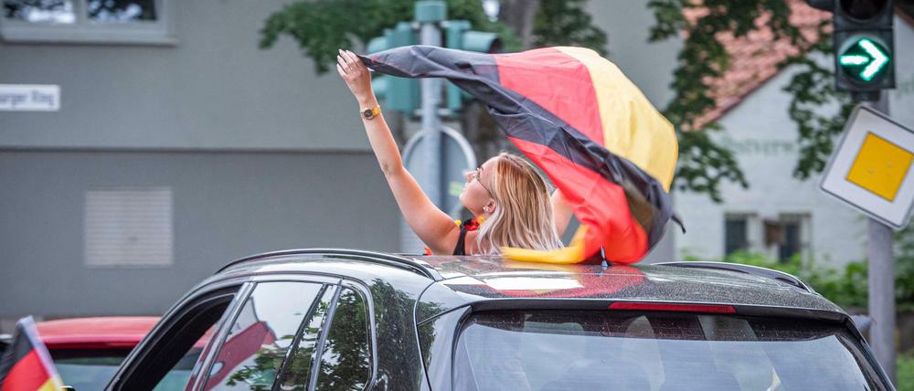Flaggen zur Fußball-WM sind okay. Das mit dem Stolz auf die eigene Nation ist nicht unproblematisch in Deutschland.