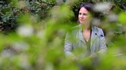 Annalena Baernbock zwischen Bäumen im Biesenthaler Becken.