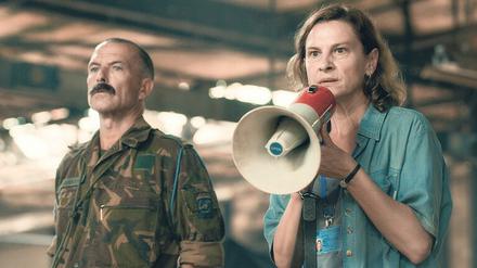 Aida (Jasna Đuričić, rechts) war Lehrerin, jetzt übersetzt sie für die niederländischen UN-Soldaten.