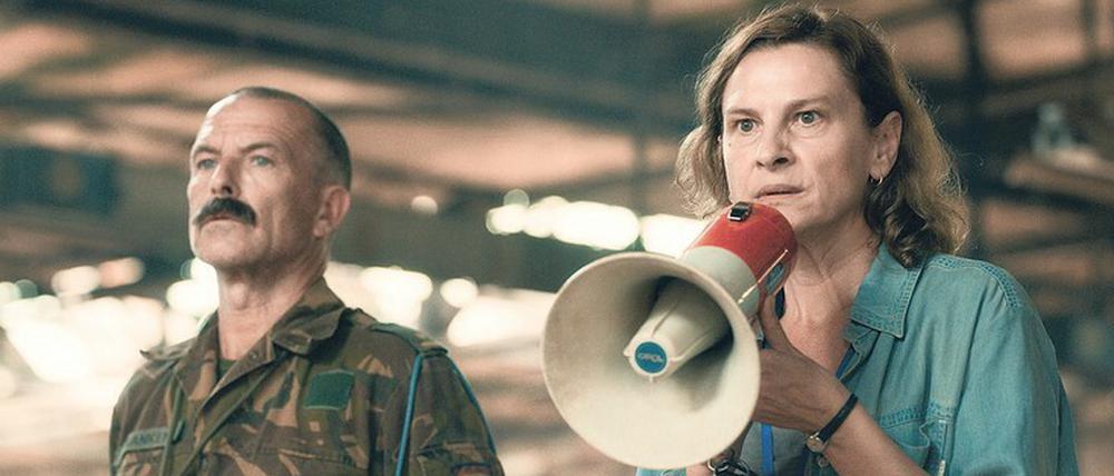 Aida (Jasna Đuričić, rechts) war Lehrerin, jetzt übersetzt sie für die niederländischen UN-Soldaten.