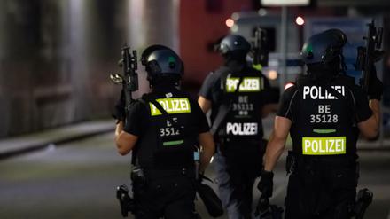 Polizisten mit Maschinenpistolen suchen am 30. Juli 2021 einen Baumarkt in Berlin-Wedding nach Verdächtigen ab.