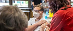 In Hessen werden Schüler:innen bereits bei einem Pilotprojekt an Schulen geimpft. 
