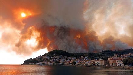 Rauch eines Waldbrandes schwebt über der Halbinsel Euböa, etwa 160 Kilometer nördlich von Athen. 