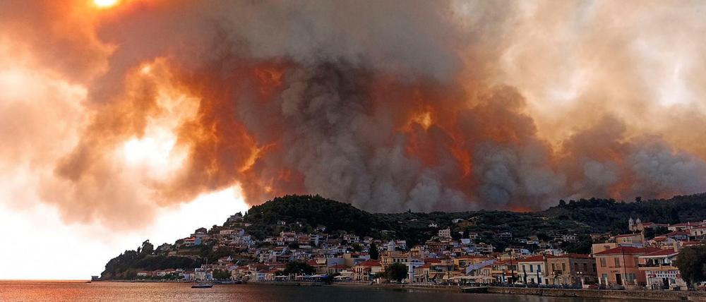 Rauch eines Waldbrandes schwebt über der Halbinsel Euböa, etwa 160 Kilometer nördlich von Athen.