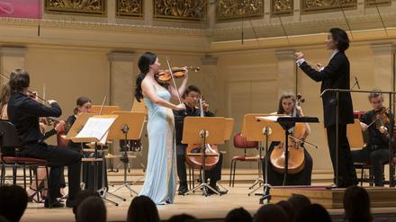 Violinistin Hyeyoon Park und Dirigentin Marzena Diakun.