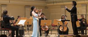 Violinistin Hyeyoon Park und Dirigentin Marzena Diakun.