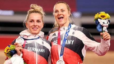Emma Hinze (l.) überlegt noch, während Lea Sophie Friedrich schon glücklich mit Silber ist.