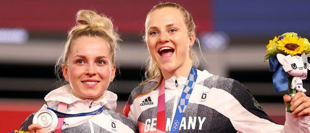 Emma Hinze (l.) überlegt noch, während Lea Sophie Friedrich schon glücklich mit Silber ist.