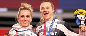 Emma Hinze (l.) überlegt noch, während Lea Sophie Friedrich schon glücklich mit Silber ist.