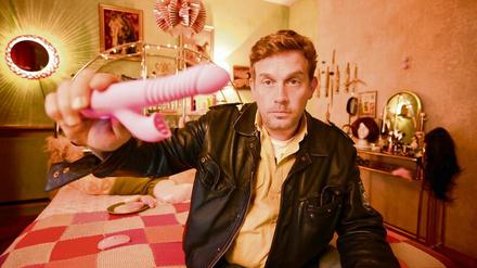 Dödel mit Dildo. Eberhofer (Sebastian Bezzel) ermittelt in Sachen Netzporno.