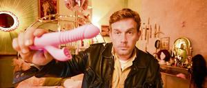 Dödel mit Dildo. Eberhofer (Sebastian Bezzel) ermittelt in Sachen Netzporno.