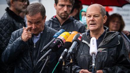 Armin Laschet (CDU) und Olaf Scholz (SPD) im vom Hochwasser verwüsteten Stolberg