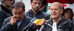 Armin Laschet (CDU) und Olaf Scholz (SPD) im vom Hochwasser verwüsteten Stolberg