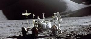 Fahren wir offen? Die Mondautos, hier das erste von Apollo 15, sahen aus wie Buggys. Dabei waren zunächst große Kabinenfahrzeuge geplant gewesen. Doch die passten nirgends rein. Also wurde es ein zusammenfaltbares Minimalfahrzeug.