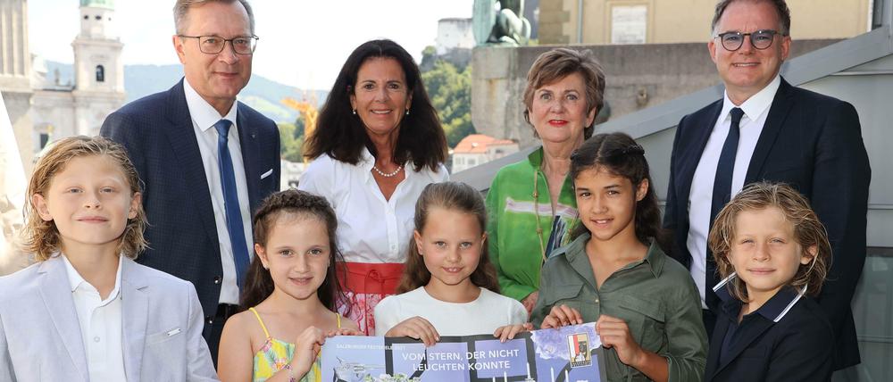 Jüngste Opernfans. Fototermin bei den Salzburger Festspielen mit Heinz Konrad (Raiffeisen), Waltraud Rathgeb und Peter Huemer (Uniqa Versicherung) und der Festspielpräsidentin Helga Rabl Stadler (von links). Die fünf Kinder halten das Plakat der Oper "Vom Stern, der nicht leuchten konnte".