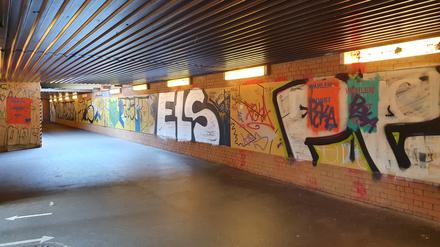 Hinter dem Bauzaun links in dem beschmierten Tunnel ist der Aufzug nun fertig. Doch fahren wird er erstmal nicht. 