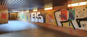 Hinter dem Bauzaun links in dem beschmierten Tunnel ist der Aufzug nun fertig. Doch fahren wird er erstmal nicht. 