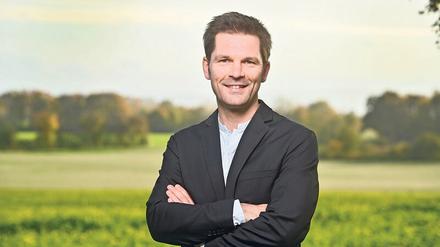 Berlins Wissenschaftsstaatssekretär Steffen Krach (SPD), der jetzt in Hannover zur Wahl antritt. Das Bild zeigt ihn auf einem Termin dort in der Region. 