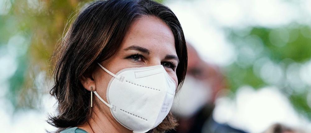 Kanzlerkandidatin Annalena Baerbock fordert stärkere Anstrengungen für die Impfkampagne.
