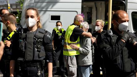 Keine Maske, kein Abstand. Gerichte hatten im Vorfeld viele angemeldete Demos verboten, weil abzusehen sei, dass die Corona-Regeln nicht eingehalten werden. 