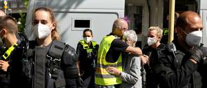 Keine Maske, kein Abstand. Gerichte hatten im Vorfeld viele angemeldete Demos verboten, weil abzusehen sei, dass die Corona-Regeln nicht eingehalten werden. 