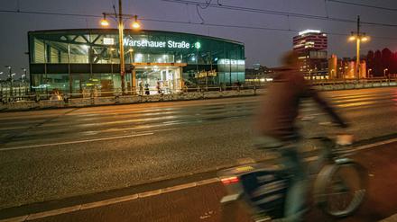 Der Eingang zum S-Bahnhof Warschauer Straße auf der Warschauer Brücke.