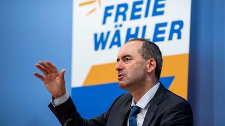 Der Vize-Ministerpräsident Bayern, Hubert Aiwanger, hat sich öffentlich skeptisch zum Thema Corona-Impfung geäußert.