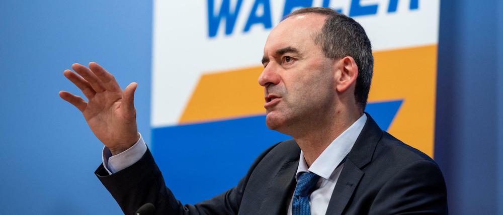 Der Vize-Ministerpräsident Bayern, Hubert Aiwanger, hat sich öffentlich skeptisch zum Thema Corona-Impfung geäußert.