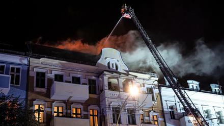 Die Berliner Feuerwehr löscht das Feuer in einem Wohngebäude an der Prenzlauer Promenade in Pankow.