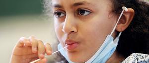 30 Sekunden muss das Röhrchen im Mund bleiben, bevor es in ein Röhrchen und anschließend ins Labor kommt.