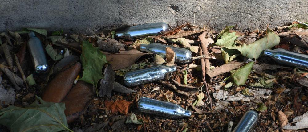 Kartuschen, die Distickstoffmonoxid (Lachgas) enthielten, wurden achtlos entsorgt.