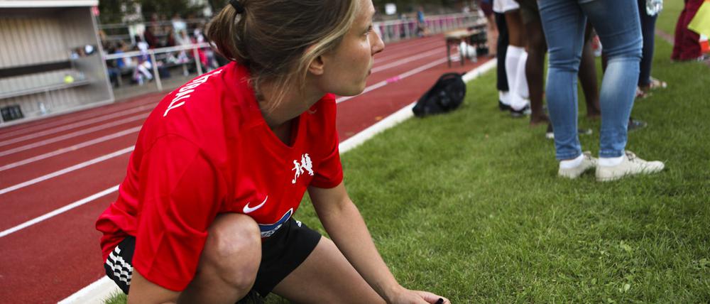 Berliner Fußballtrainerin Carmen Grimm mit Taktiktafel an der Seitenlinie.