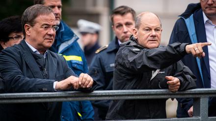 Armin Laschet (CDU, l), Ministerpräsident von Nordrhein-Westfalen, und Olaf Scholz (SPD), Bundesfinanzminister