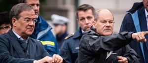 Armin Laschet (CDU, l), Ministerpräsident von Nordrhein-Westfalen, und Olaf Scholz (SPD), Bundesfinanzminister